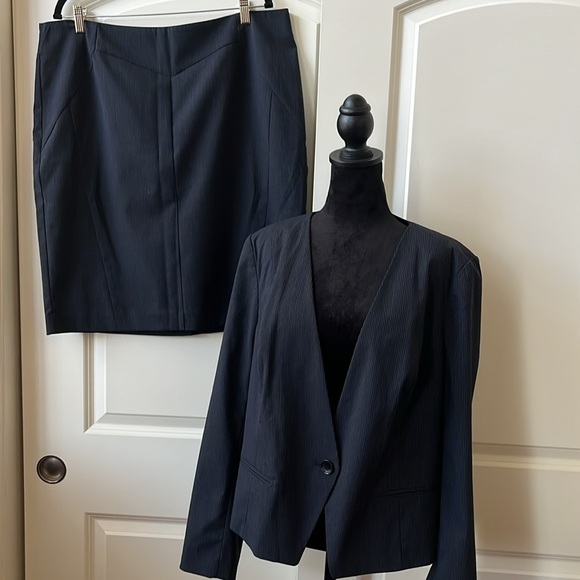 Worthington Piece Navy Blue Pinstriped Blazer and Skirt Suit Set